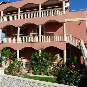 https://marinos-studios-lourdata.kefaloniahotels.net